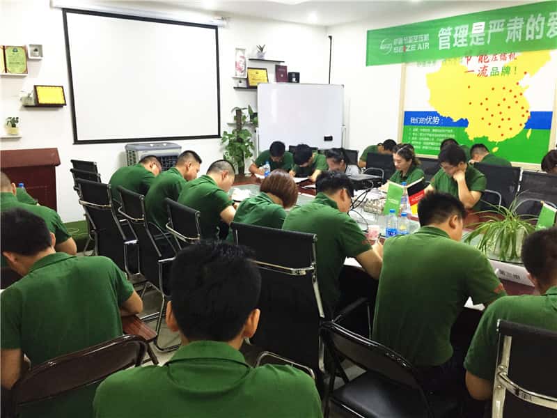 薩震節(jié)能空壓機銷售精英們認真做題