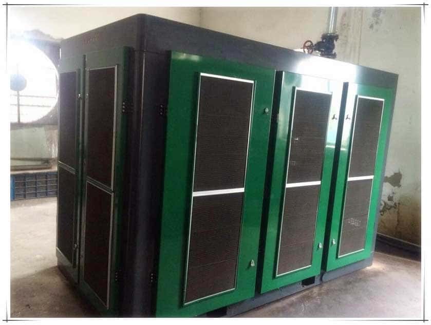 工程師在調(diào)試薩震永磁變頻90kw雙級(jí)壓縮空壓機(jī)