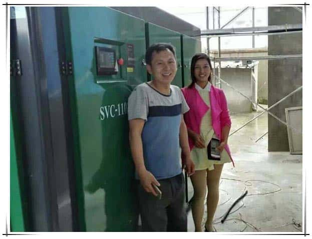 與客戶(hù)在薩震節(jié)能空壓機(jī)前合影