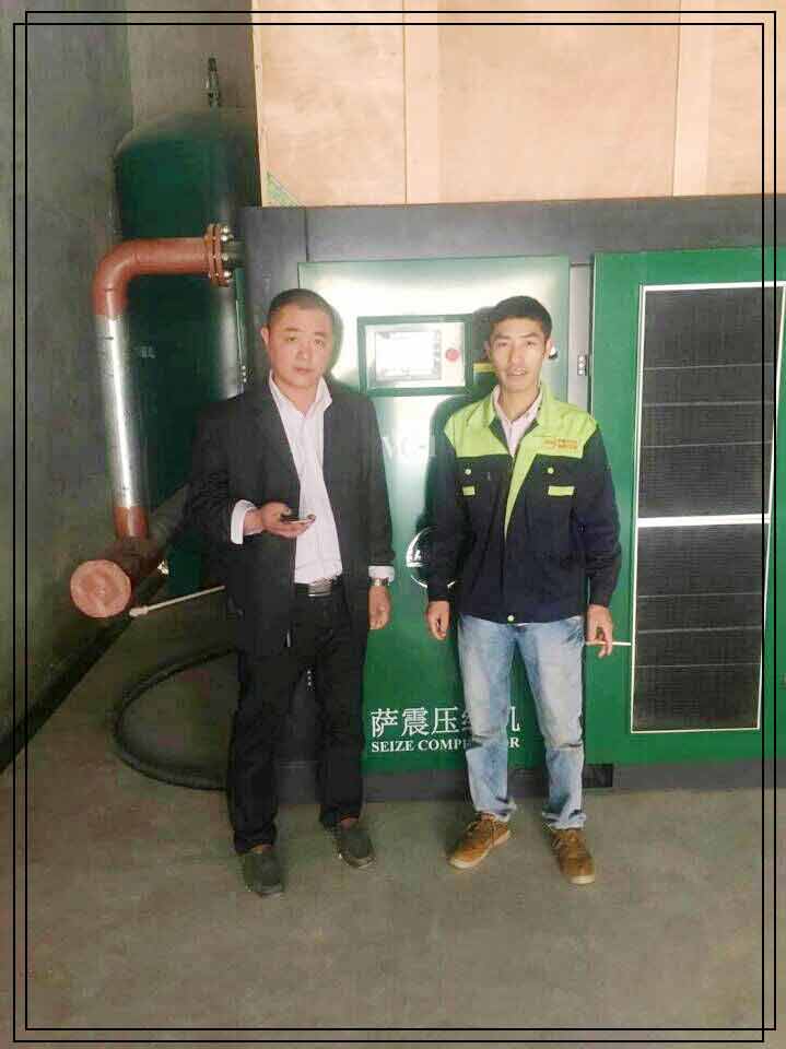 客戶與薩震空壓機(jī)合影