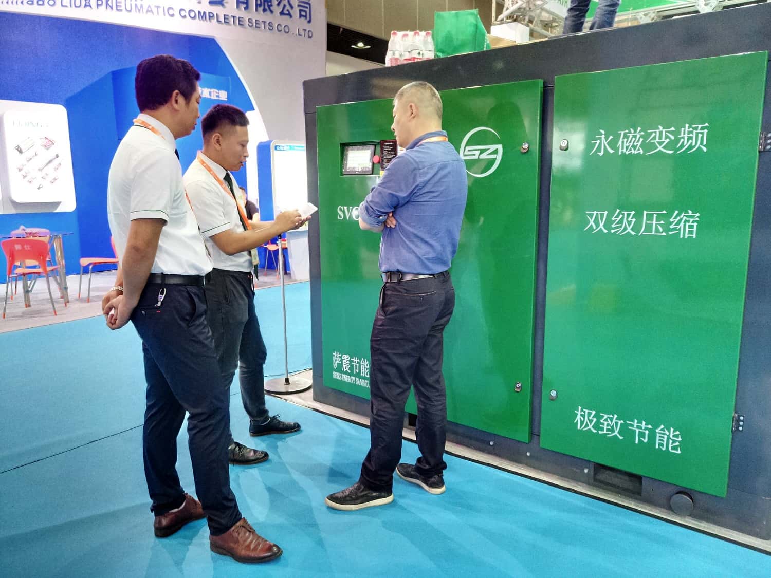 為客戶講解薩震節(jié)能空壓機