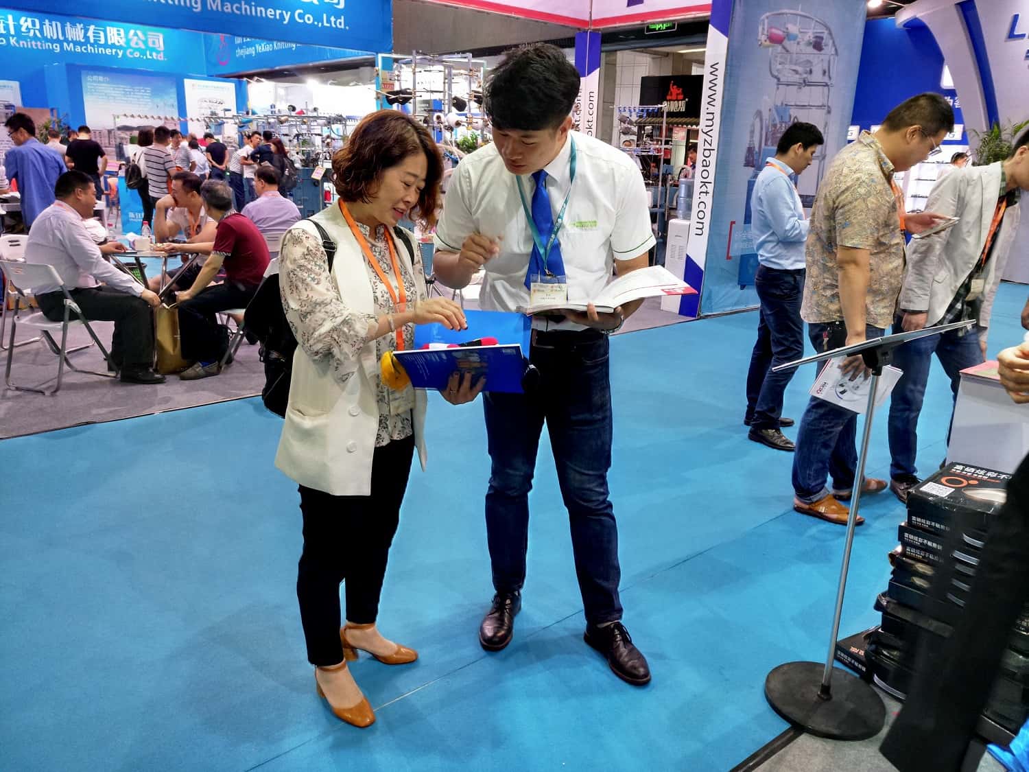 薩震工作人員講解薩震永磁變頻空壓機