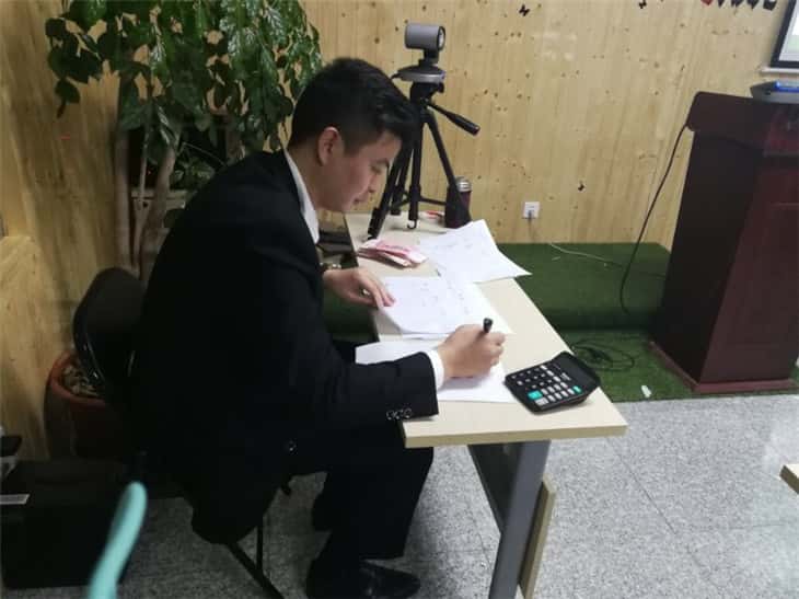 薩震節(jié)能空壓機銷售副總現(xiàn)場打分計分