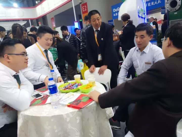 薩震空壓機(jī)工作人員與訪(fǎng)客洽談