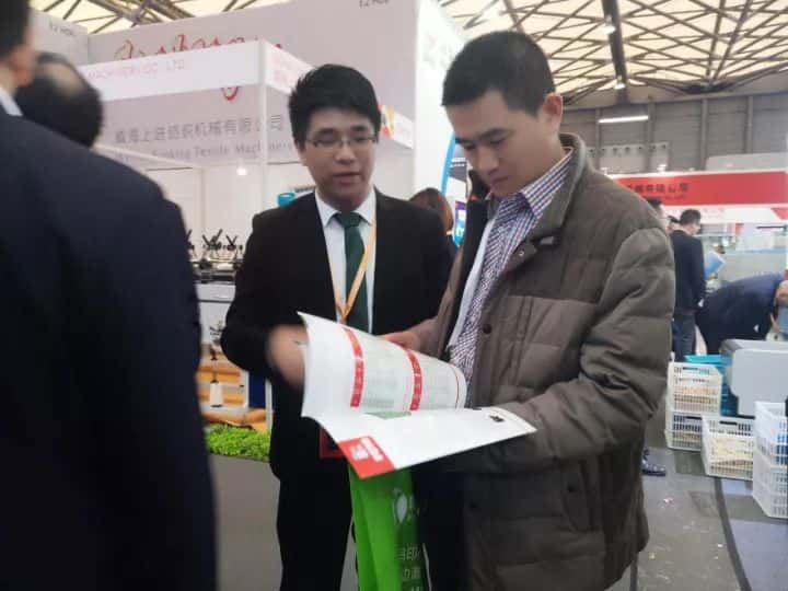 薩震節(jié)能空壓機(jī)工作人員為訪(fǎng)客介紹