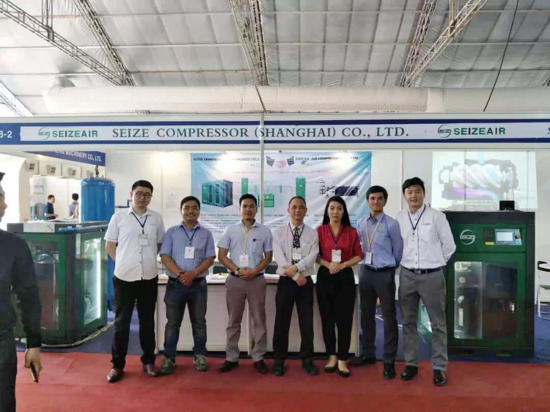 薩震節(jié)能空壓機越南胡志明展位前合影